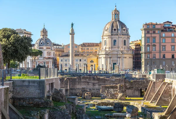 Trajan's Column and Santa Maria di Loreto church, Rome, Italy — Stock Photo, Image