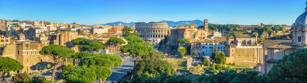 Panorama escénico de Roma con Coliseo y Foro Romano, Italia . — Foto de Stock