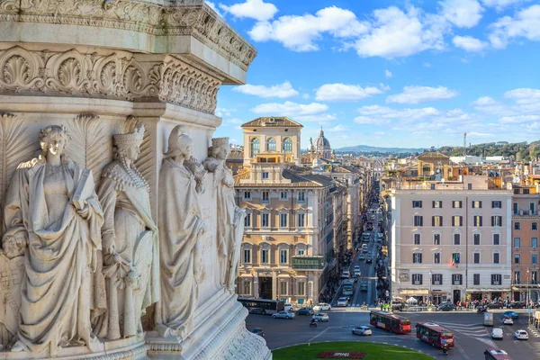 Вузькі вулиці Риму вид з вівтарем Вітчизни, Італія — стокове фото