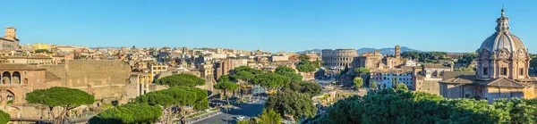 Мальовничі панорами Риму з Колізей та римський форум, Італія. — стокове фото