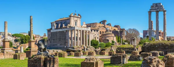 Fórum Romano em dia ensolarado, Roma, Itália — Fotografia de Stock