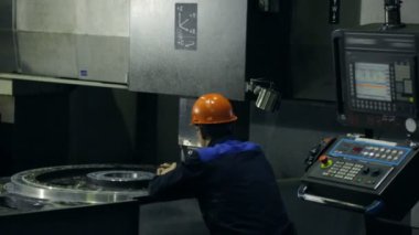 Dönüş ve sıkıcı torna tezgahı üzerine çalışma