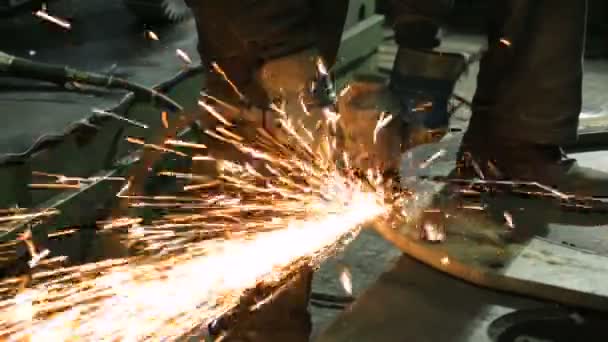 Arbeiter in einer Fabrik, die mit einer Schleifmaschine arbeitet — Stockvideo