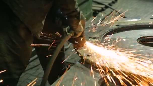 Lavoratore in una fabbrica che lavora con una rettificatrice — Video Stock