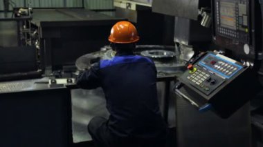 Dönüş ve sıkıcı torna tezgahı üzerine çalışma