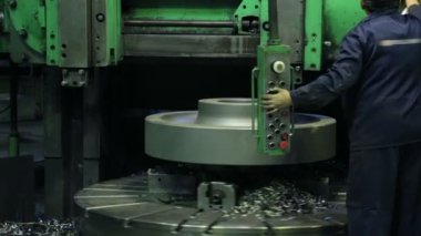 Dönüş ve sıkıcı torna tezgahı üzerine çalışma
