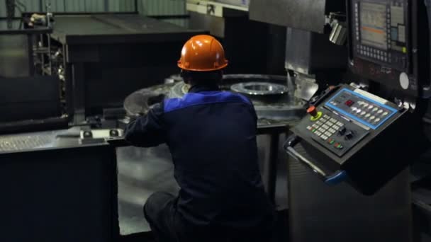 Werkstückbearbeitung auf Dreh- und Bohrmaschine — Stockvideo