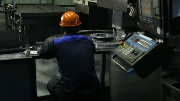 Processamento de peças de trabalho em torno de torneamento e chato — Vídeo de Stock