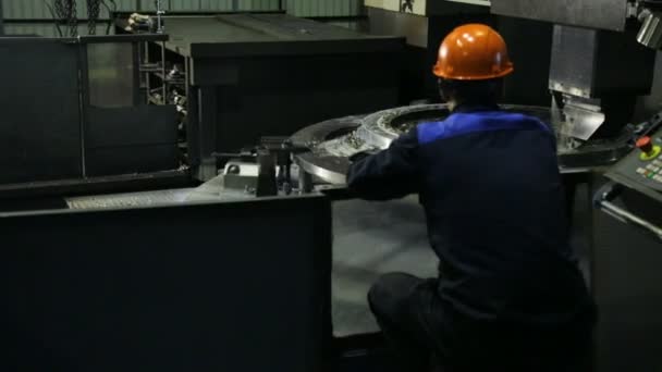 Werkstückbearbeitung auf Dreh- und Bohrmaschine — Stockvideo