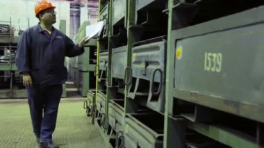 Makine atölyesinde çalışan bir işçi