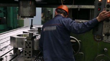 Değirmen makinesinde çalışan işçiler