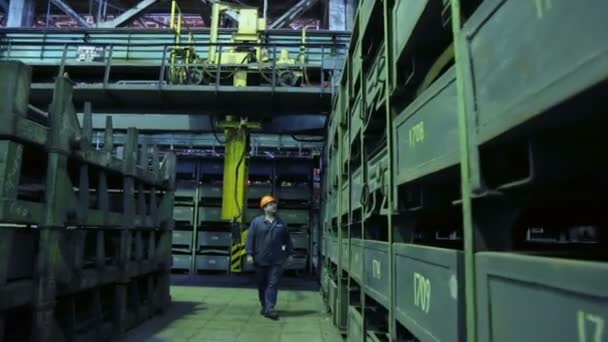 Pracovník ve skladu ve strojírenství — Stock video