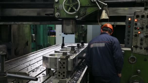 Değirmen makinesinde çalışan işçiler — Stok video