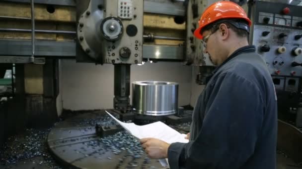 Workpiece processing on turning-and-boring lathe — Stock Video