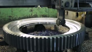 Dönüş ve sıkıcı torna tezgahı üzerine çalışma