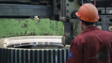 Dönüş ve sıkıcı torna tezgahı üzerine çalışma