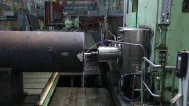 Makinede çalışma parçasında delikler açılıyor