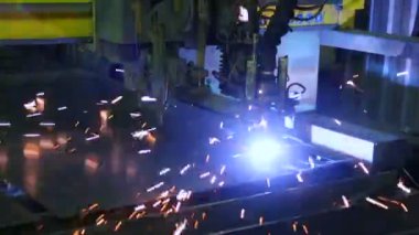 Yakın planda plazma kesme işlemi