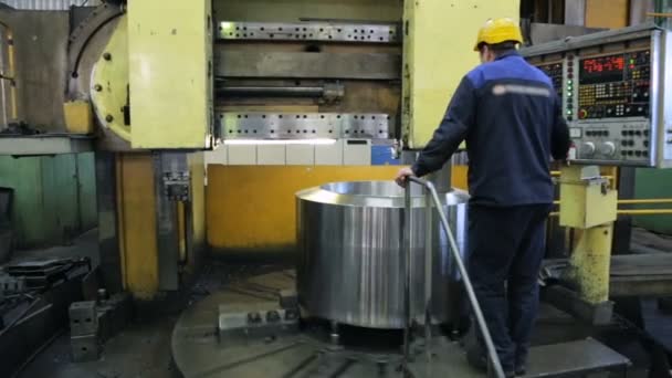 Lavorazione pezzi su tornio tornitura e alesatura — Video Stock