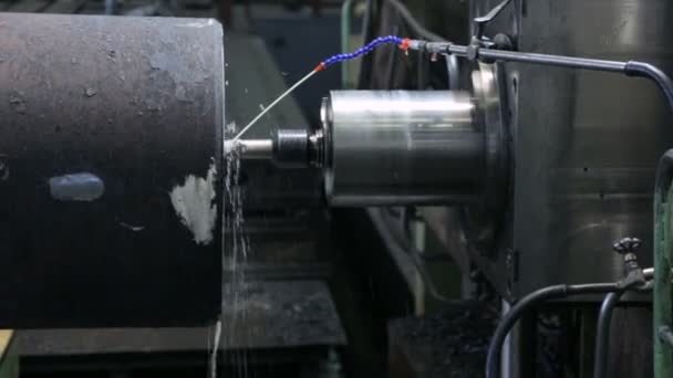 Agujeros de perforación en la pieza de trabajo en la máquina — Vídeos de Stock