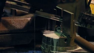 İşçi şerit testere üzerinde bir boru kesiyor