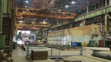 Makine kaynak dükkanı kapalı bir odada çalışıyor.