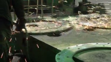 Değirmen makinesiyle çalışan bir fabrikada çalışan işçi.