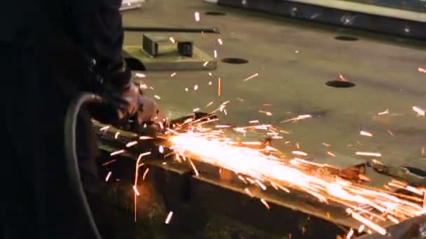 Arbeiter in einer Fabrik, die mit einer Schleifmaschine arbeitet — Stockvideo