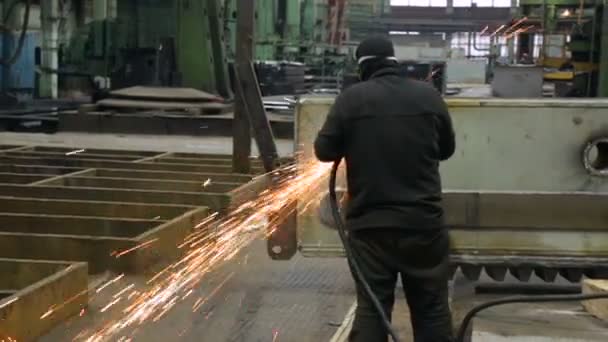 Εργάτης σε εργοστάσιο που εργάζεται με μηχανή λείανσης — Αρχείο Βίντεο