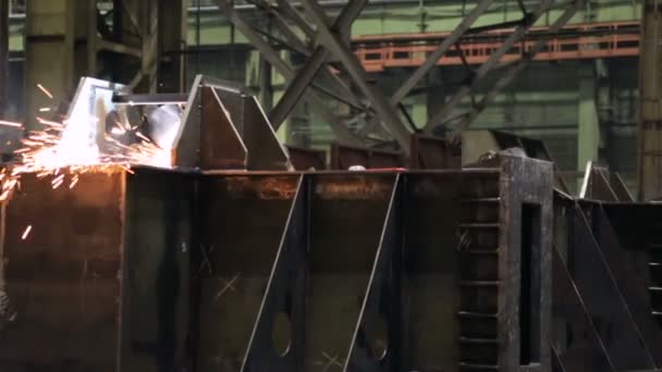 Сварка металла на заводе — стоковое видео