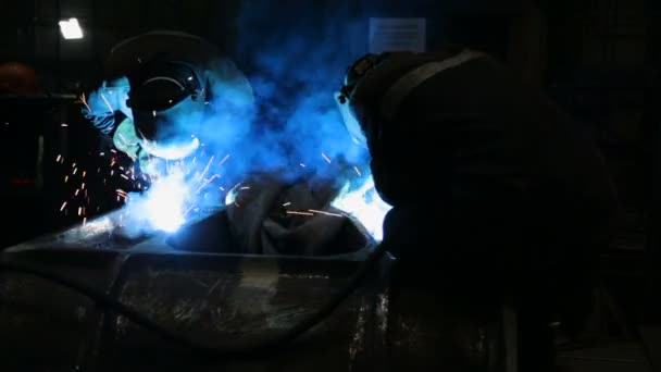 Schweißer schweißt Metallarbeiten in einer Fabrik — Stockvideo