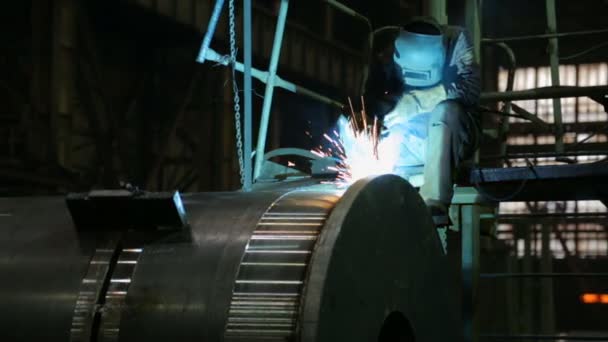 Saldatura saldatore lavorazione dei metalli in una fabbrica — Video Stock
