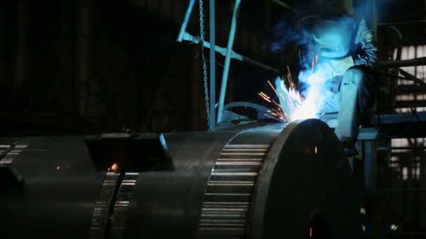 Schweißer schweißt Metallarbeiten in einer Fabrik — Stockvideo