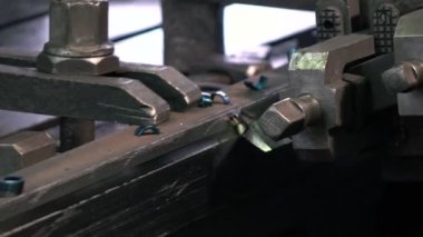 Planlama makinesinde çalışma parçası işleniyor