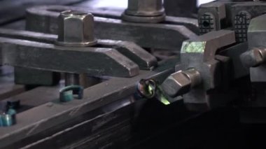 Planlama makinesinde çalışma parçası işleniyor