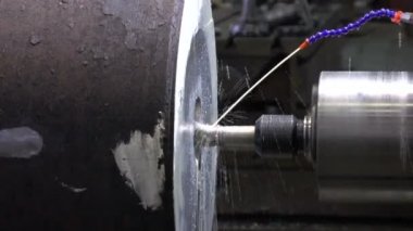 Makinede çalışma parçasında delikler açılıyor