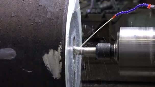 Furos de perfuração na peça de trabalho na máquina — Vídeo de Stock