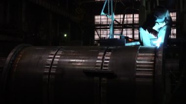 Bir fabrikada kaynakçı kaynakçılık.