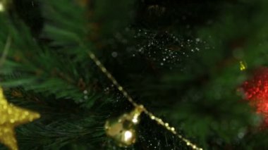 Noel ağacı yakın planda.