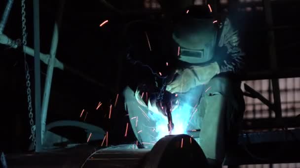 Soudeur soudage métallurgie dans une usine — Video