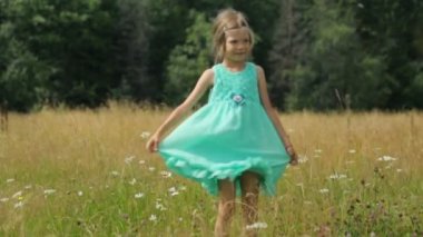 Yazın sahada küçük bir kız