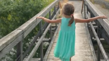 Eski bir köprüde küçük bir kız