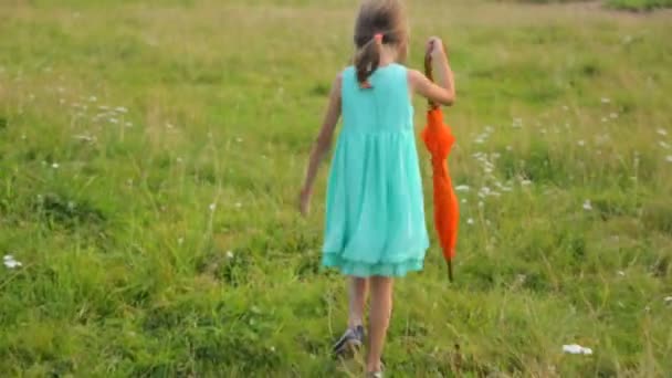 Pequeña niña que camina sobre el terreno — Vídeos de Stock