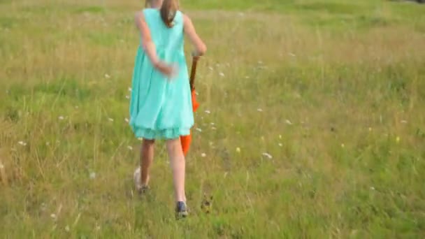 Klein meisje dat op het veld loopt — Stockvideo