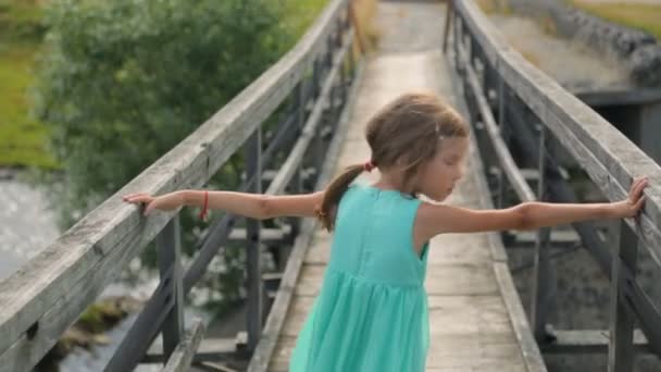 Bambina su un vecchio ponte — Video Stock