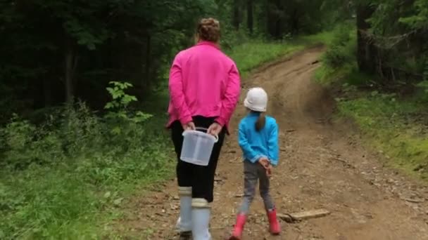 带着小女孩在森林里散步的女人 — 图库视频影像