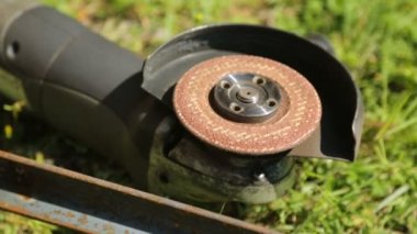 Çimlerin üzerinde açı öğütücü