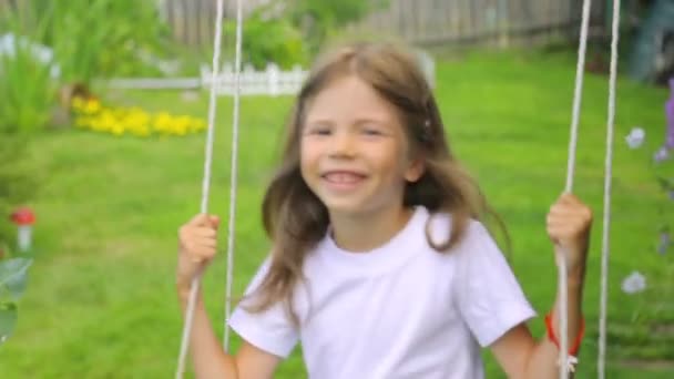 Pequeña niña nadando en el jardín — Vídeos de Stock