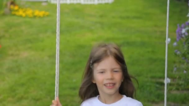 Pequeña niña nadando en el jardín — Vídeo de stock