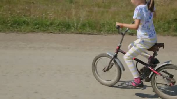 Liten flicka rida en cykel — Stockvideo